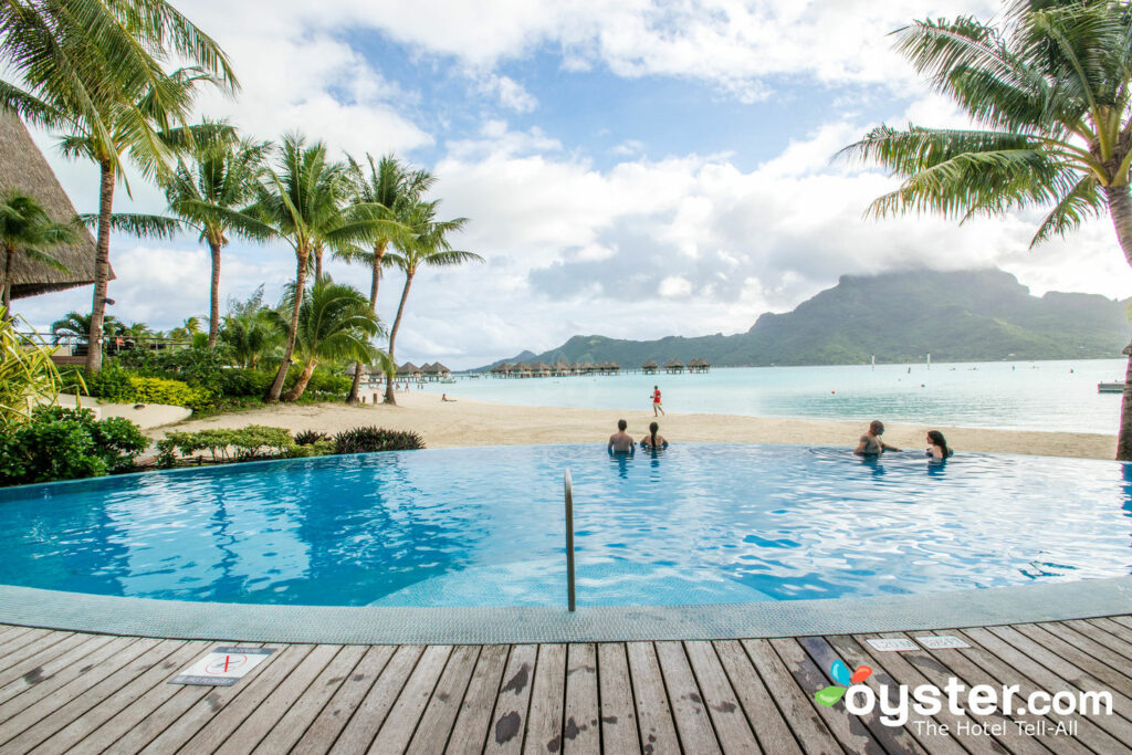 Vista della spiaggia dalla piscina del nord a Le Meridien Bora Bora / Oyster