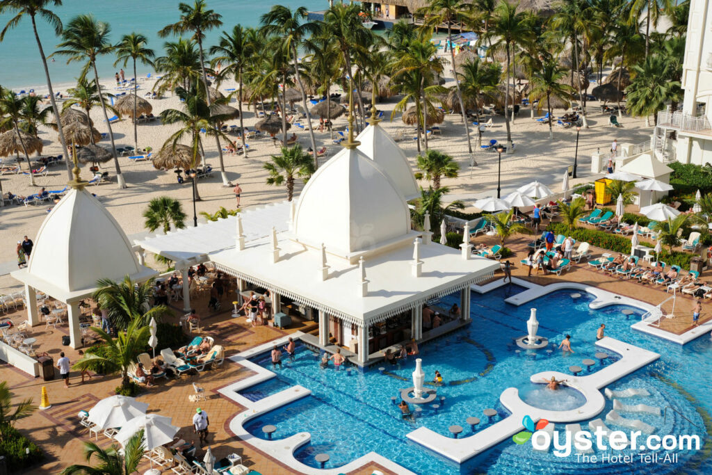 La piscina dell'Hotel Riu Palace Aruba / Oyster