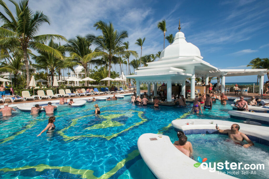 La piscine de l'hôtel Riu Palace Punta Cana / Oyster