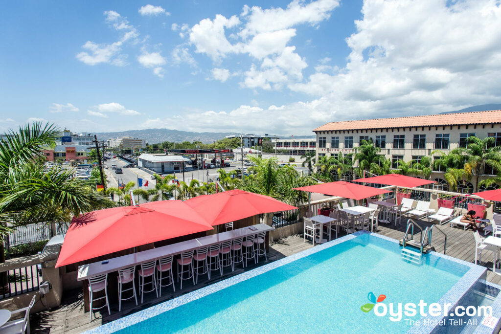 A piscina no The Spanish Court Hotel, em Kingston / Oyster