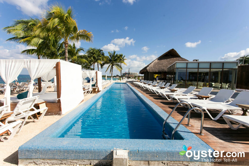 Piscina no Fiesta Americana Cozumel All Inclusive / Oyster