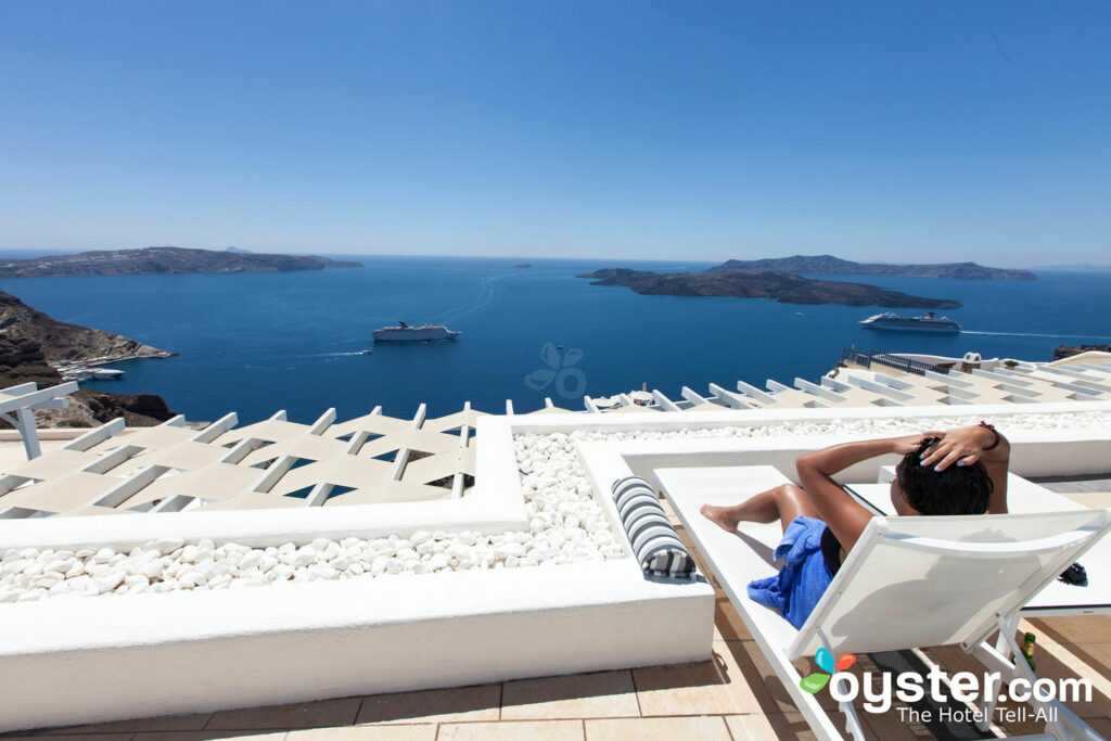 Rilassante a bordo piscina a Lilium Villas Santorini