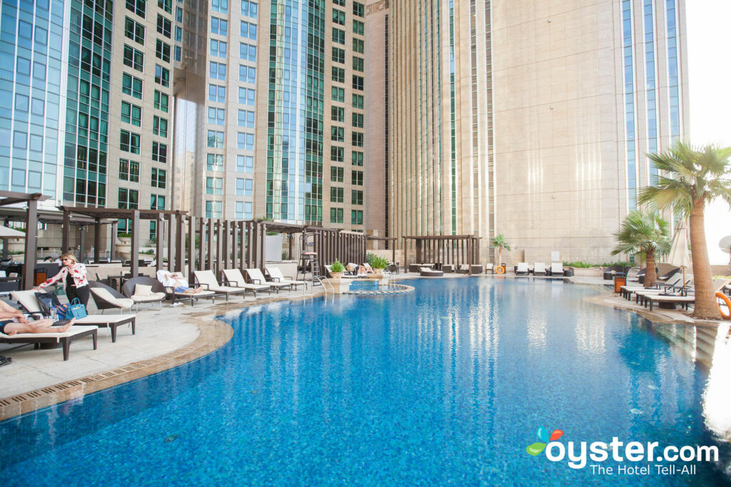 La piscine du Sofitel Abu Dhabi Corniche.