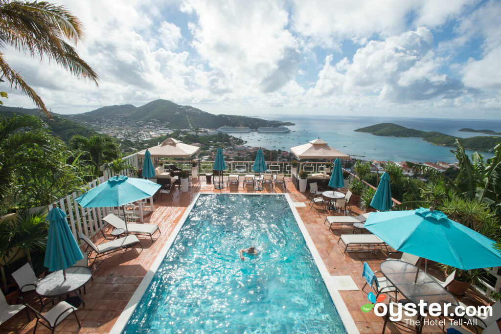 Vista da piscina no hotel Mafolie