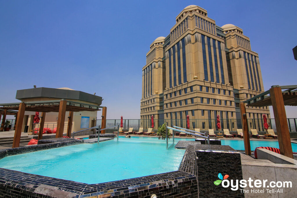 La piscina en el Fairmont Cairo en Egipto