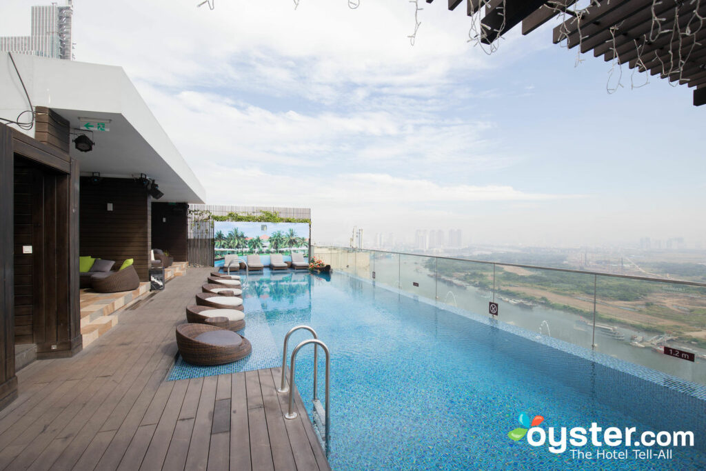 A piscina no Liberty Central Saigon Riverside Hotel no Vietnã