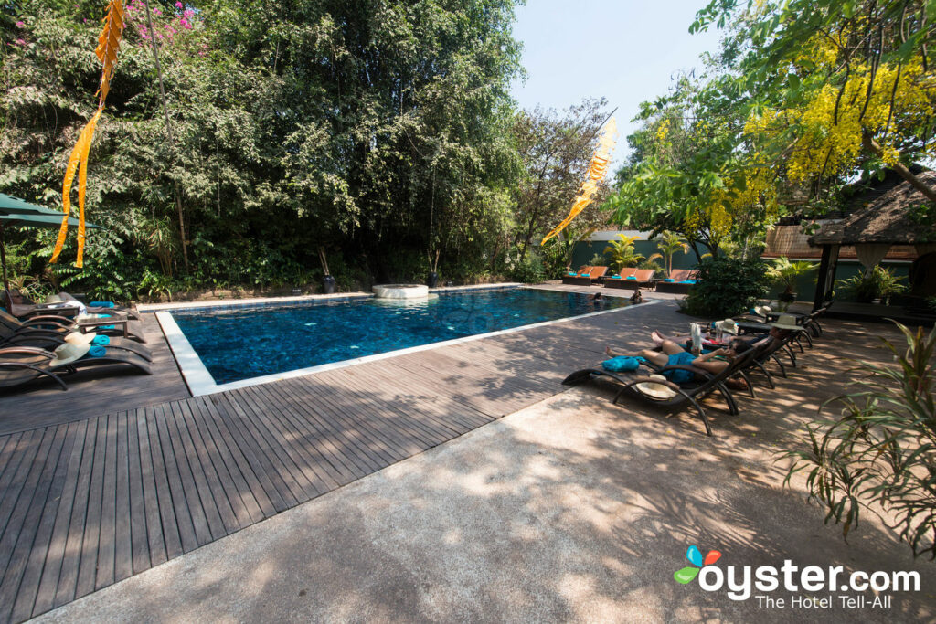 Piscina en el Heritage Suties Hotel