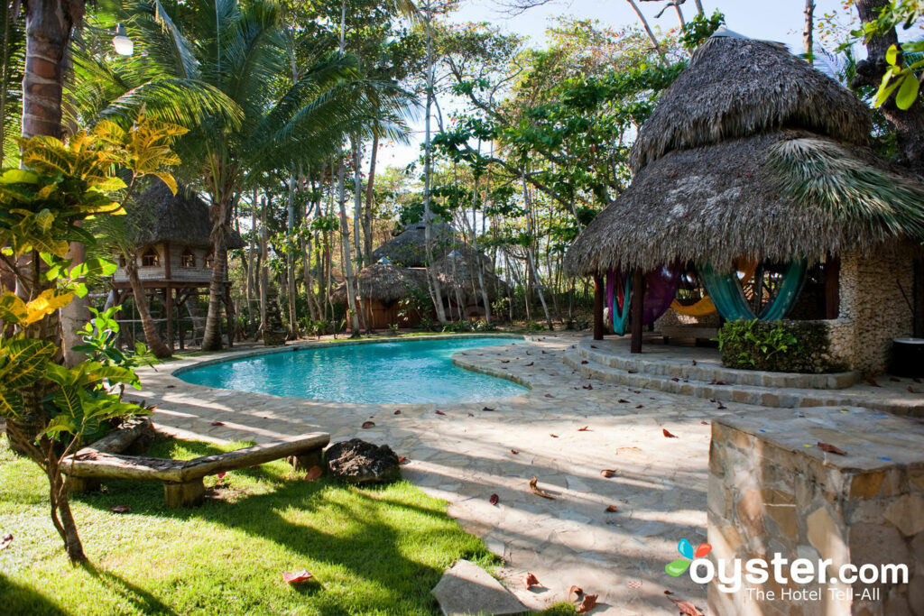 Escena de piscina pacífica en Natura Cabanas