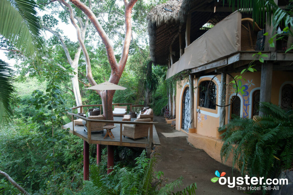 Ubicado en 12 acres, Haramara Retreat se centra en yoga y cenas saludables.