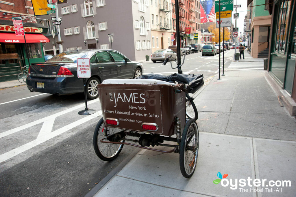 Serviço criativo de transporte - o pedicab - do The James Hotel Soho a New York. Cortesia do hotel nos finais de semana.
