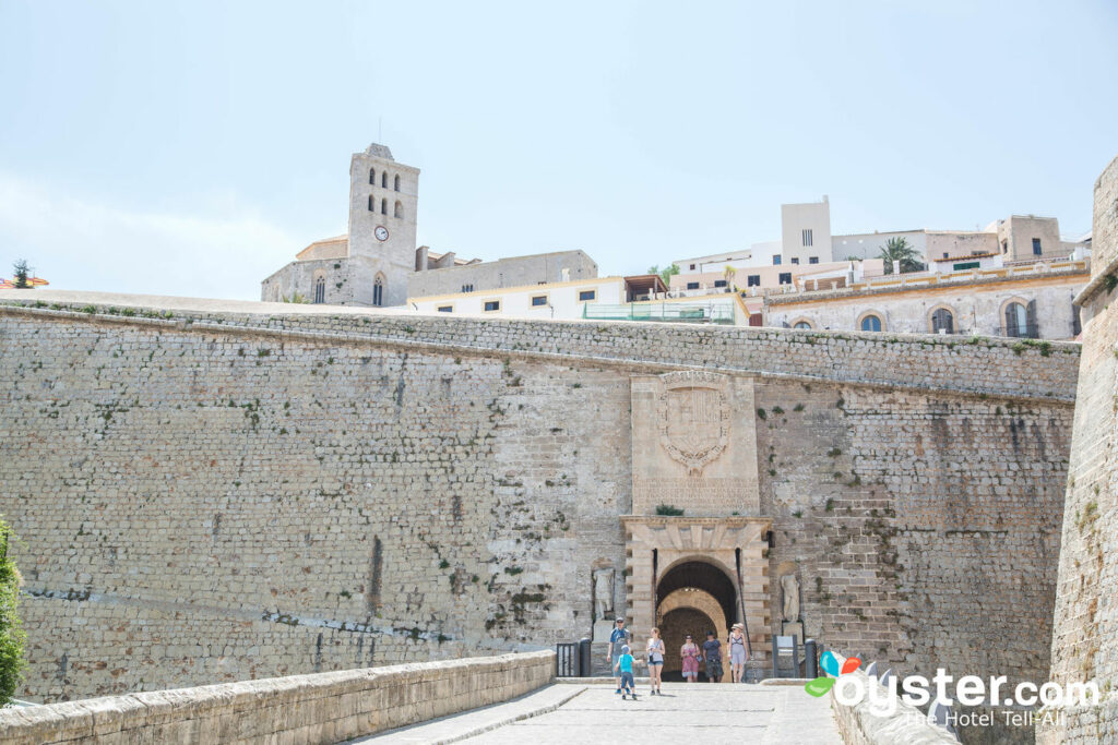 Rue de la Torre del Canonigo, ville d'Ibiza / huître