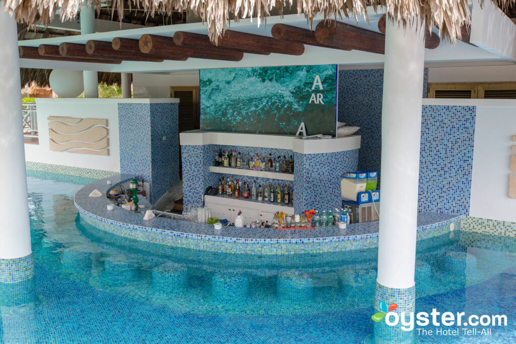 Le bar «swim-up» du Royalton Hicacos Varadero Resort & Spa / Oyster