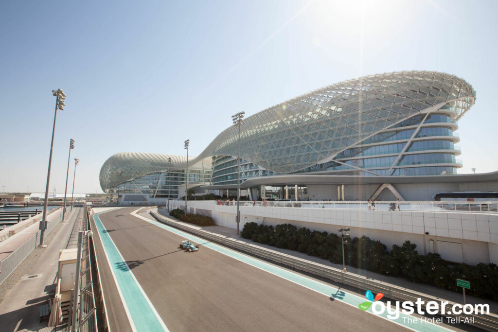 La pista de carreras de Fórmula 1 rodea el complejo.