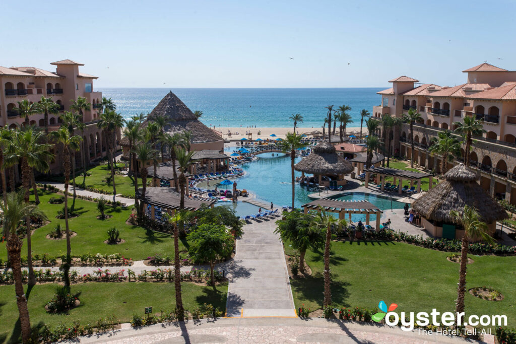 La spiaggia e la piscina del Royal Solaris Los Cabos .