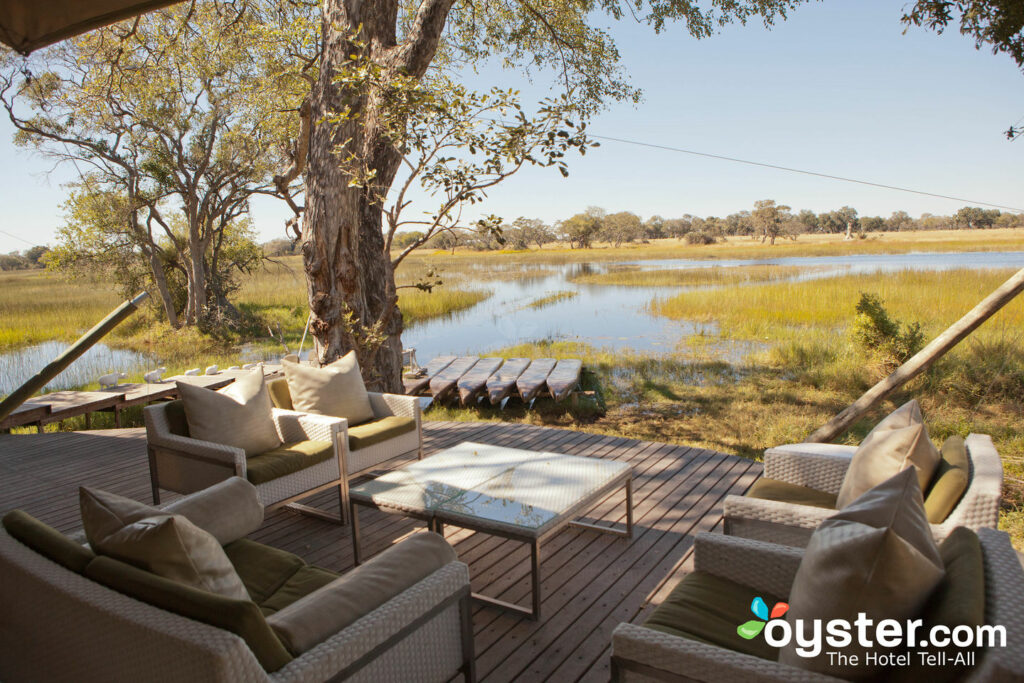 Zone commune à et au-delà du camp du delta de Xaranna Okavango au Botswana