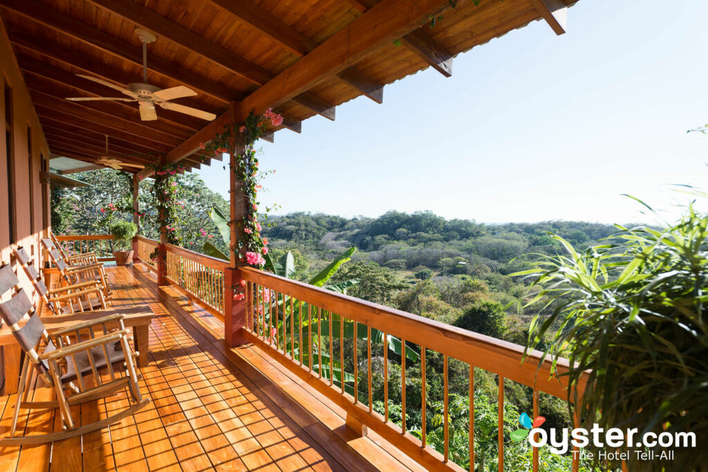 Corridoio del terrazzo dalla Tranquility Suite al Costa Rica Yoga Spa