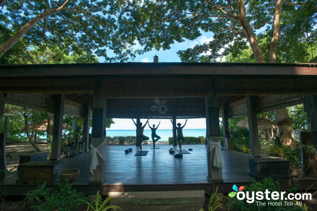 Das Laluna Hotel in Grenada bietet Yoga-Kurse in einem Pavillon, nur wenige Schritte vom Meer entfernt.