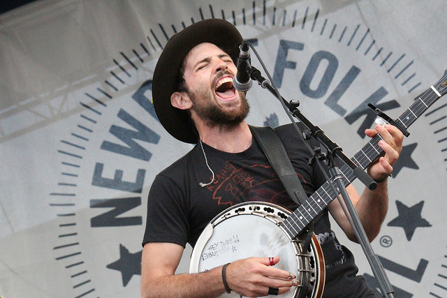 Scott Avett d'Avett Brothers jouant au Newport Folk Festival (Crédit photo: Flickr.com/phdubs)