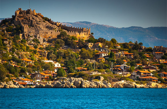 Crédito da foto: Castelo em Kekova, Antalya, Turquia via Shutterstock