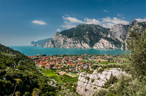 Crédito da foto: Vista panorâmica do Lago de Garda, Itália via Shutterstock