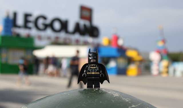 Até o Batman sabe que o LEGOLAND é construído para diversão! Foto de Michael Li, Flickr Creative Commons