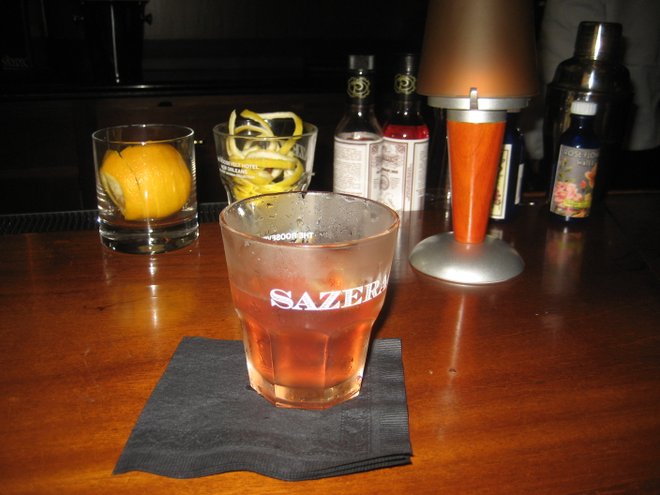 Un cóctel Sazerac, inventado en Nueva Orleans; cortesía de Infrogmation, Wikimedia Commons