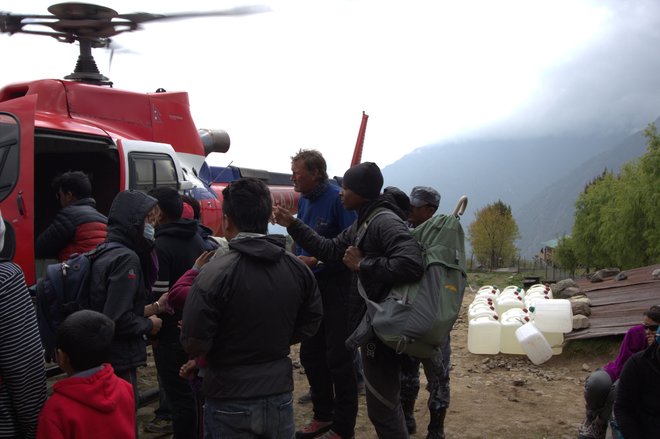 Personale di Global Rescue che gestisce l'evacuazione in seguito al terremoto del Nepal 2015