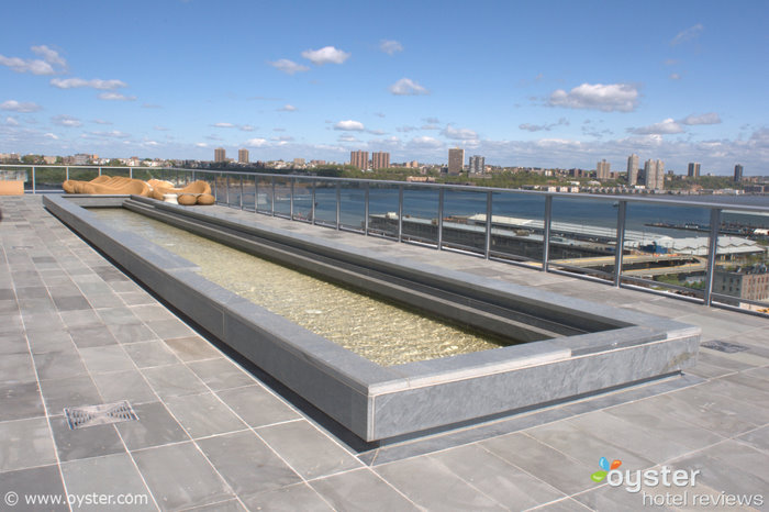 Der reflektierende Pool und der Blick auf den Hudson River von der Press Lounge