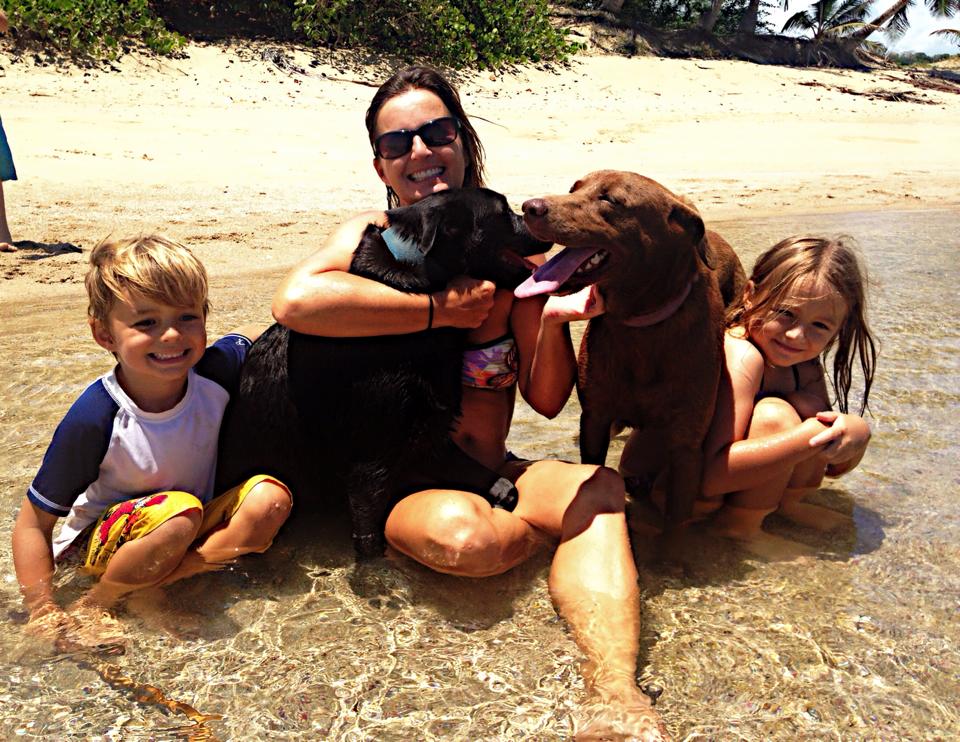 Jennifer Tiller avec ses enfants, tous deux nés à Porto Rico