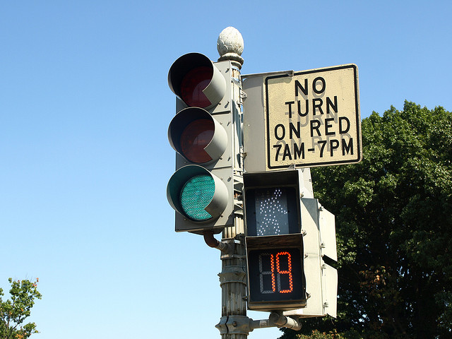 Placa que indica que é proibido virar à direita no sinal vermelho. Foto do Flickr por William F. Yurasko.