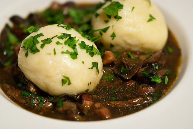 Klöße (avec des champignons gulash), Photo par Stijn Nieuwendijk via Flickr