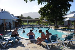 Uma multidão no outro pé da piscina, Victoria Golf e Beach Resort