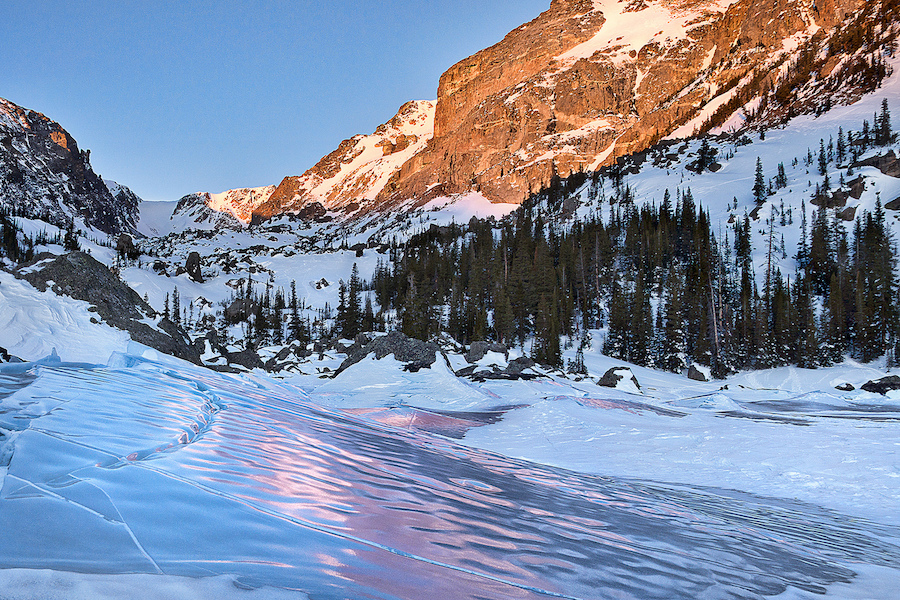 Gelo que reflete um nascer do sol rosado no parque nacional de montanha rochosa (crédito da foto: Steven Bratman )