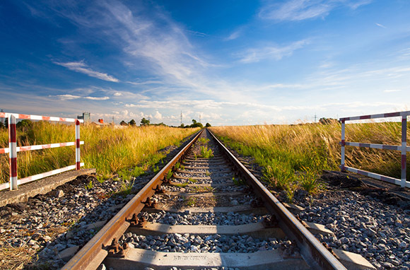 Editorial: Trilhas de estrada de ferro através de Shutterstock