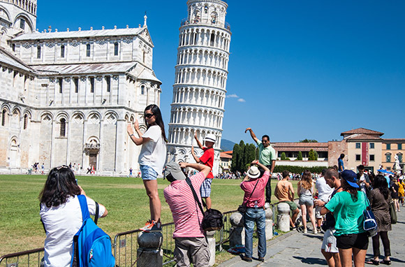 Photo: Prendre une photo devant la tour penchée de Pise via kozer / Shutterstock.com