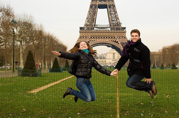 Foto: Salto na frente da Torre Eiffel via Shutterstock