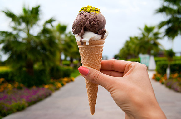 De Stock: Cone de gelado na mão através de Shutterstock