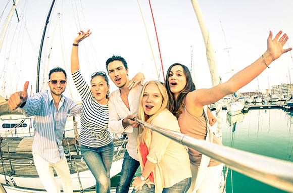 Photo: Utilisation d'un bâton de selfie via Shutterstock