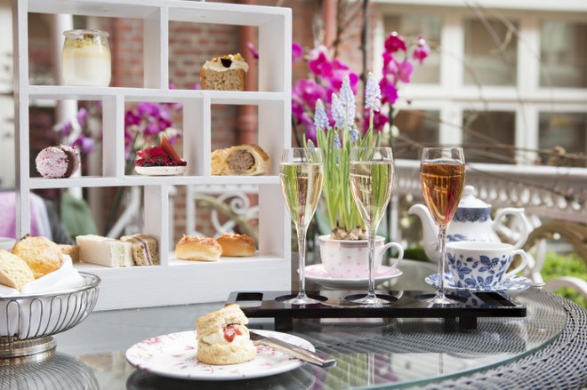 Klassischer Nachmittagstee auf der Terrasse der St. Ermins Tea Lounge.