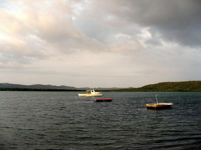 Foto de Mosquito Bay durante el día cortesía de tierra .