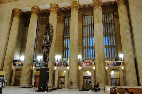 Le Mémorial de la Seconde Guerre mondiale de la Pennsylvania Railroad, mettant en vedette la sculpture Ange de la Résurrection (Photo Courtesy Of: Wikimedia Commons )