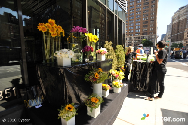Floristas como Ovando montaram barracas do lado de fora da entrada do evento para a inauguração, para ajudar a celebrar a localização do hotel no Distrito das Flores.
