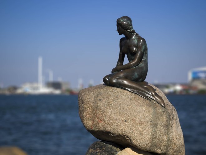 La famosa estatua de la "Sirenita" de Copenhague es cortesía de brando.n .