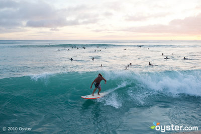 Aprende a surfear en la playa de Waikiki