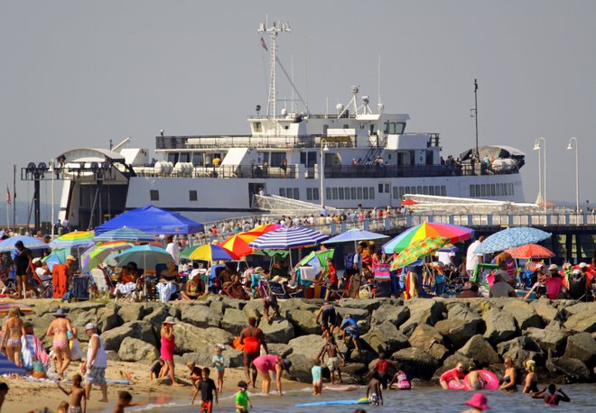 Folla a Oak Bluffs; Ufficio del Massachusetts di viaggi e turismo via Flickr