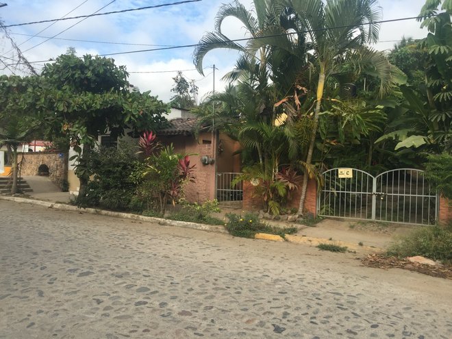 La casa de cuatro pisos de Keith, que comparte con su casero, Paula, y un hombre argentino amistoso.