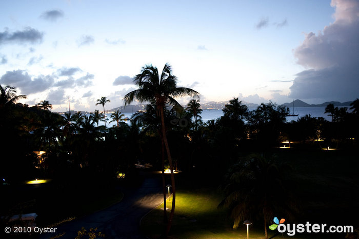 Vista noturna do Restaurante Equator no Caneel Bay, um Resort Rosewood