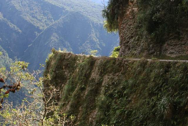 Un giro brusco en Yungas Road, tomado por Michael Fernando Jauregui Schiffelmann