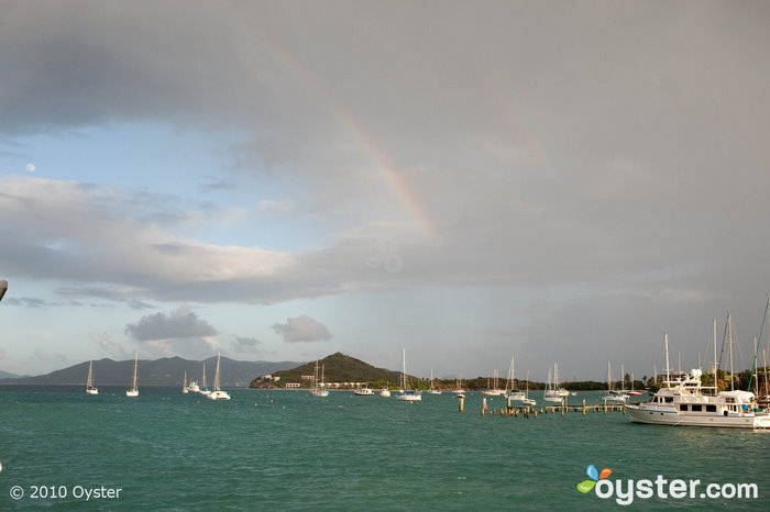 Regenbogen über einer Bucht in St. Thomas