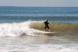 Surfista che cavalca un'onda a Santa Monica